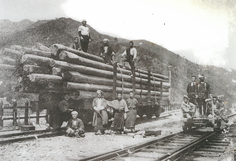 智頭駅での材木貨車積出